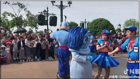 又丧又真诚？迪士尼形象忧忧被迫营业惹人怜，打工人狠狠共情