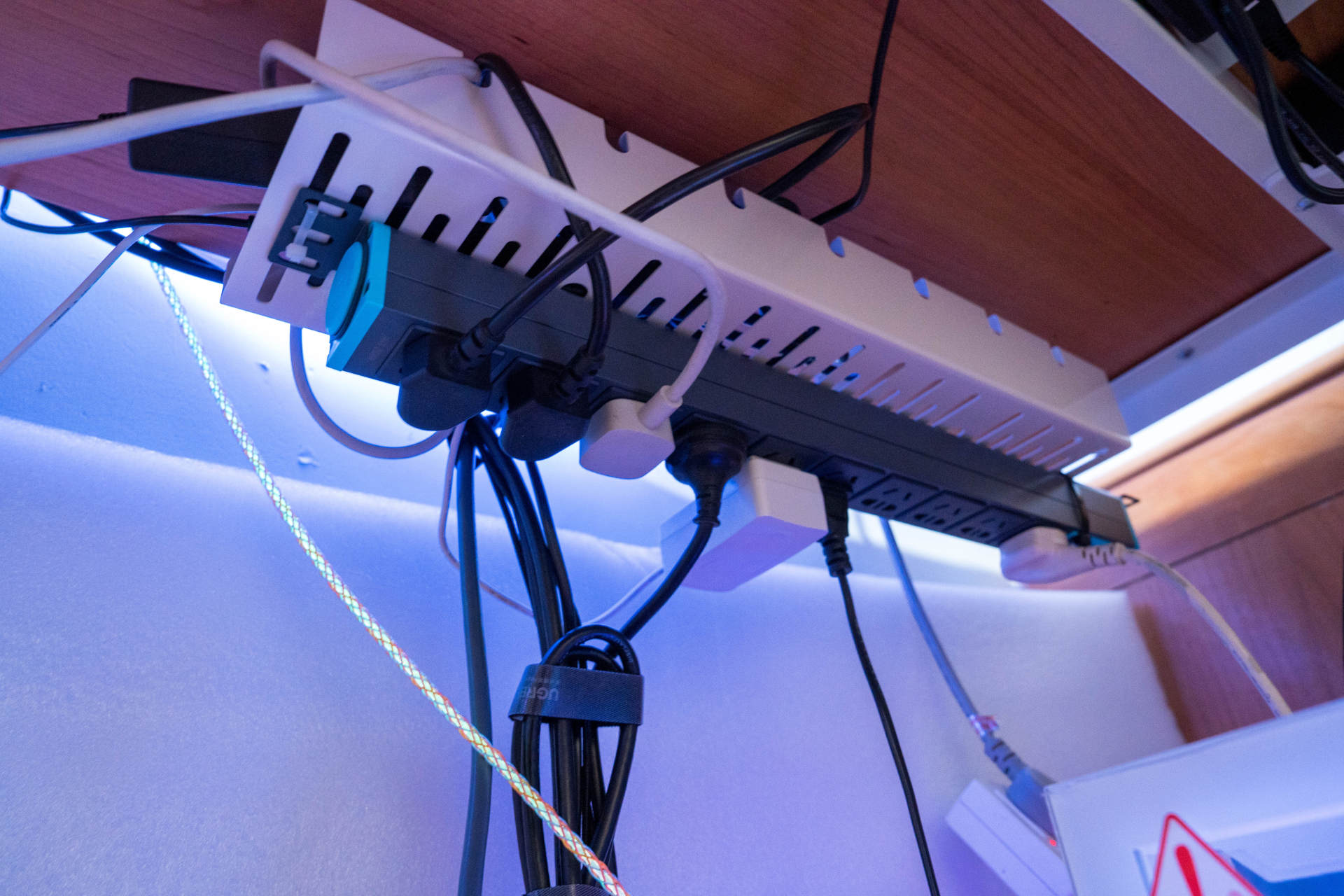 乱七八糟的电脑桌,笔记本电脑桌桌椅