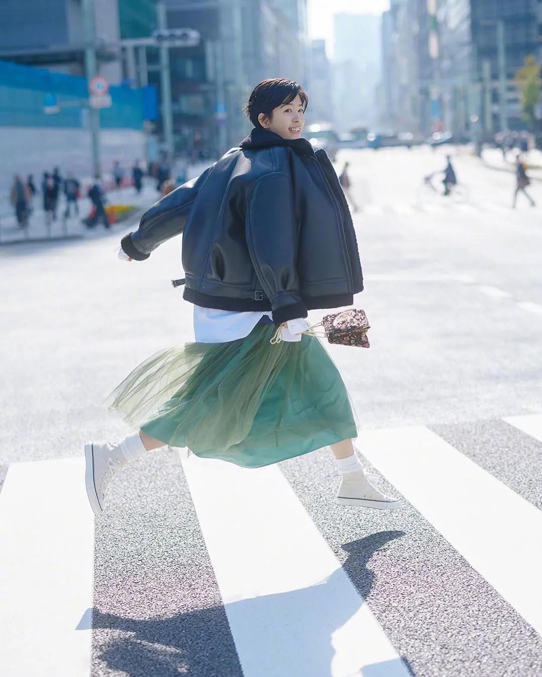 冬天裙子怎么搭配打底裤,谁说冬天不能穿t恤