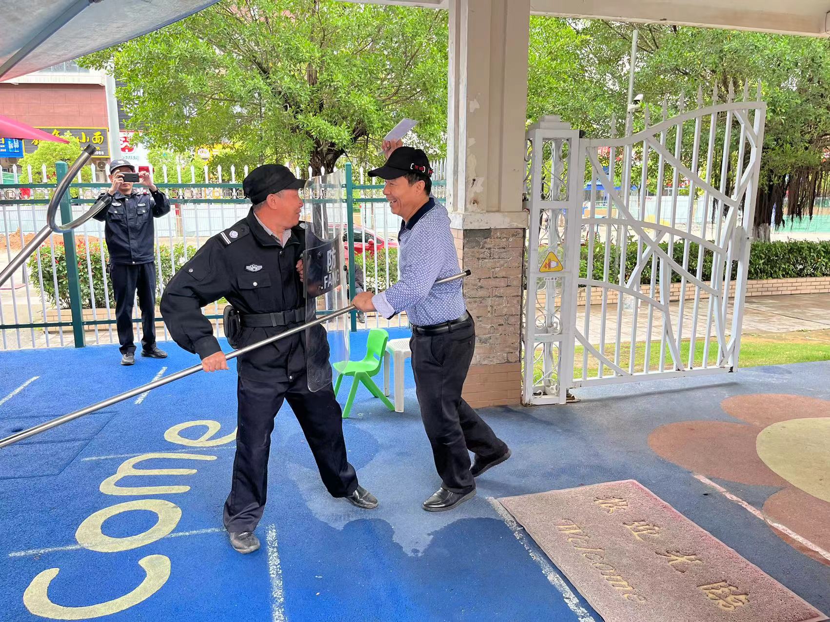 幼儿园反恐防暴应急演练活动简报,幼儿园反恐防暴安全演练过程