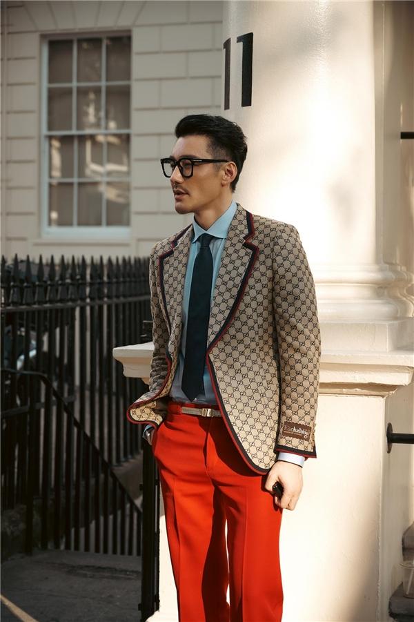 胡兵秋天穿搭,胡兵身着蓝色大衣尽显成熟魅力