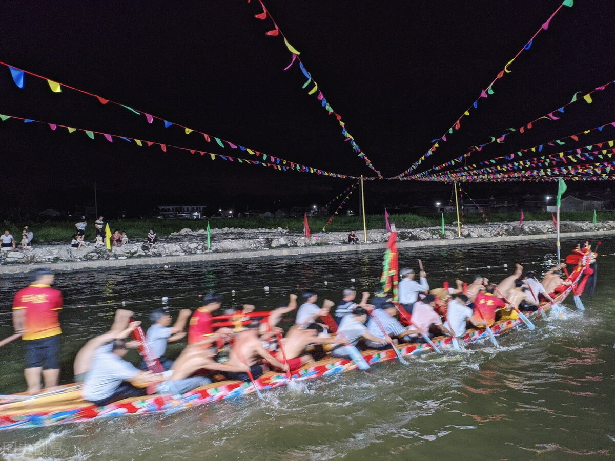 和赛龙舟有关的诗词,赛龙舟古诗词