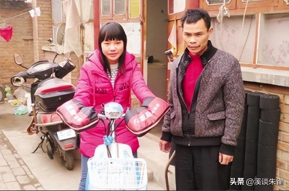 老人被撞肋骨断了十根,老人晨练被撞