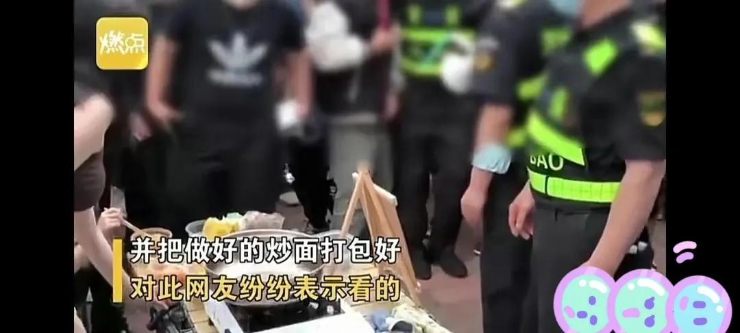 长沙女子坦诚相见街上行走，只因：男友买的不穿！更多毁三观爆料