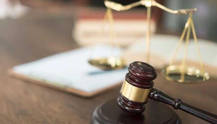 女子曝在法院被女法官抓伤面部,女子在法庭被法官抓伤如何处理的