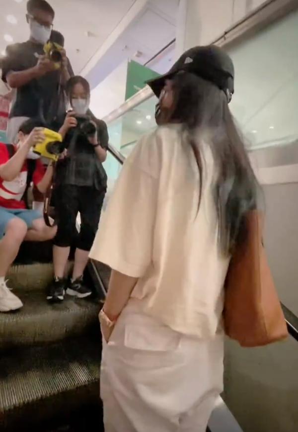 赵薇为啥显老,赵薇黑眼圈松弛