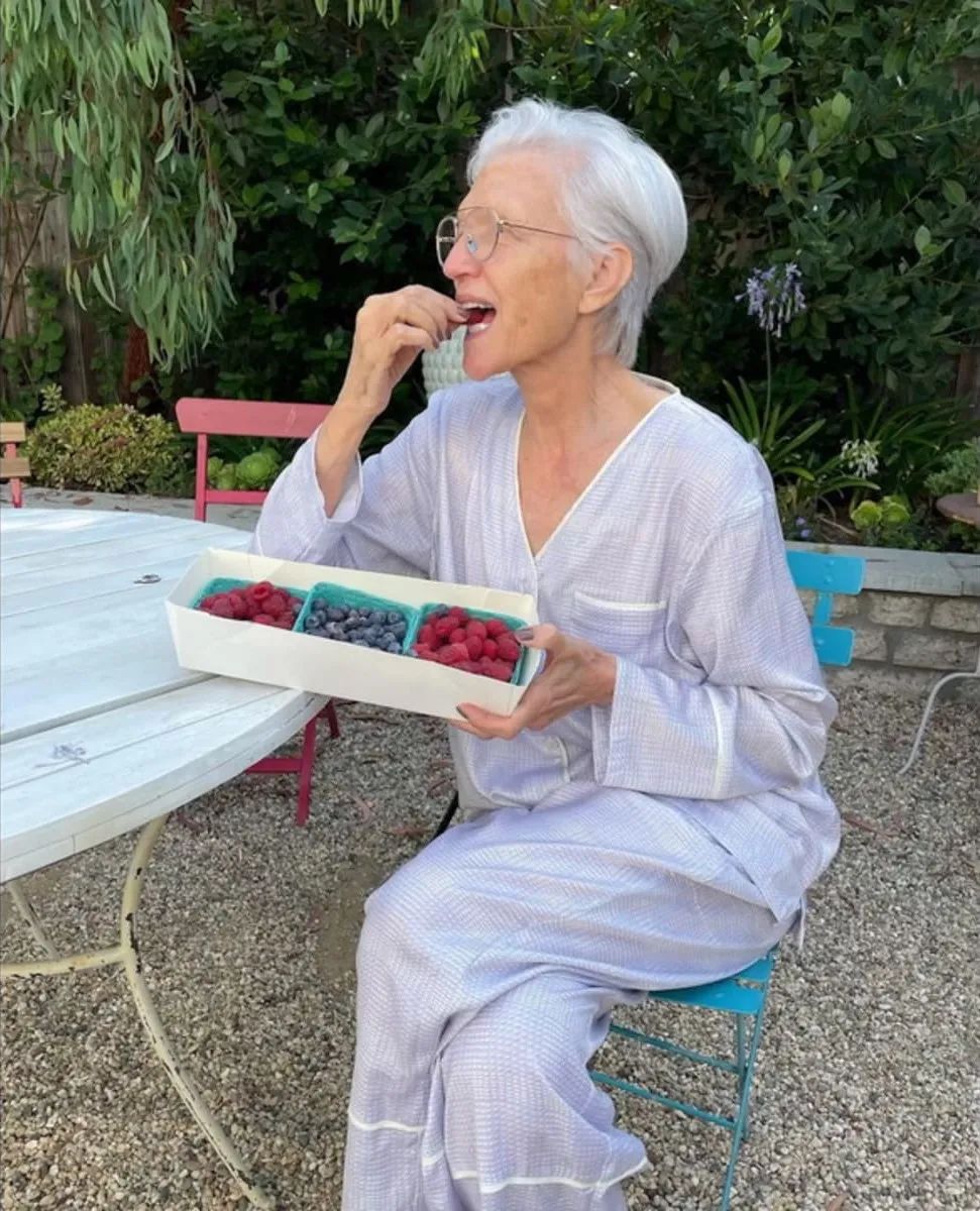 74岁马斯克妈妈来中国,穿国货超惊艳!为什么她越老越飒?