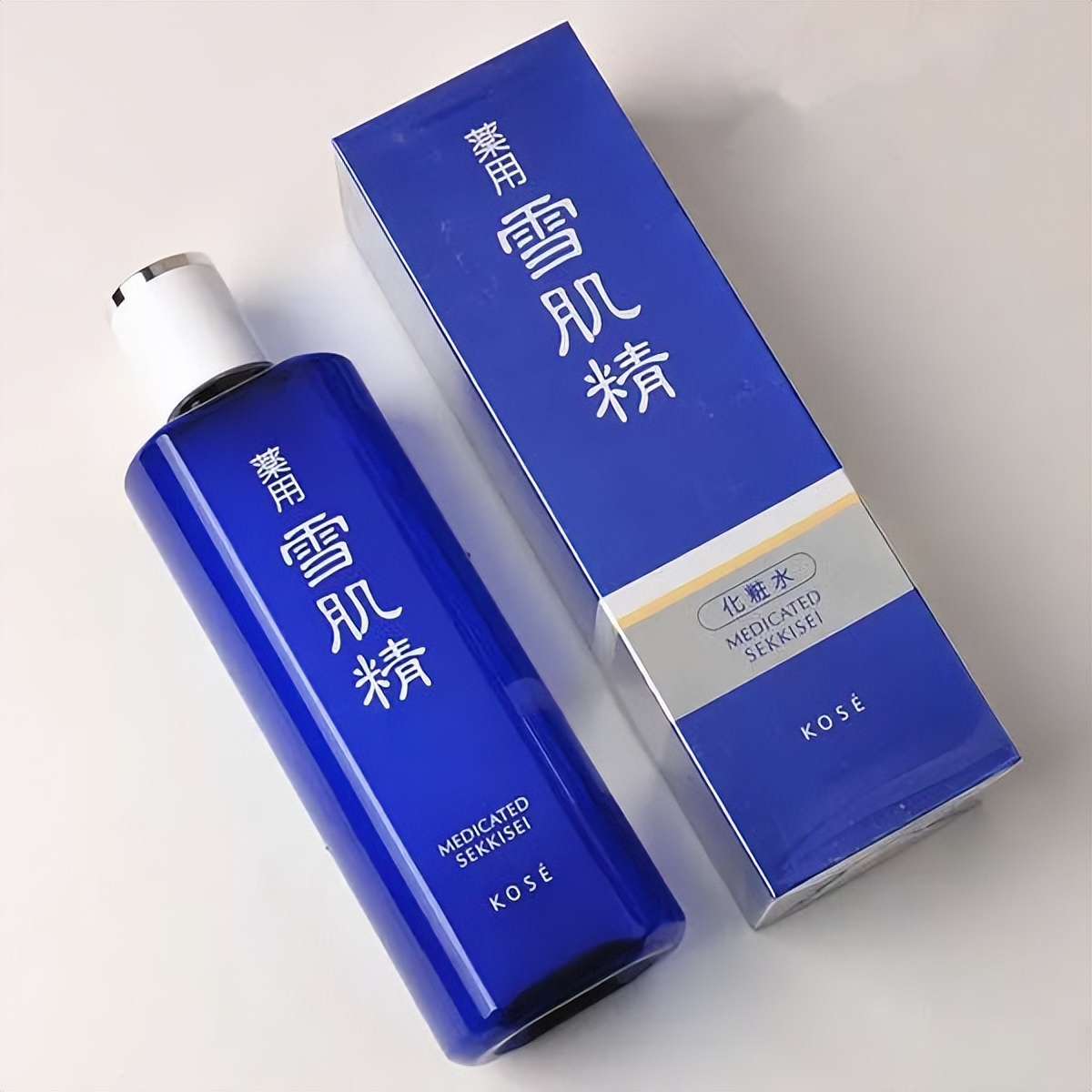 鼻子上挤出来的白色东西如何去除,鼻子上挤出来的白色分泌物是什么