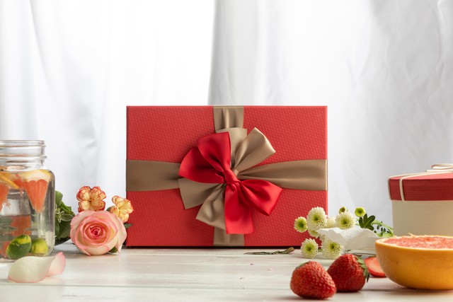 男生总是送我生活用品,男生老是送一些便宜的小礼物