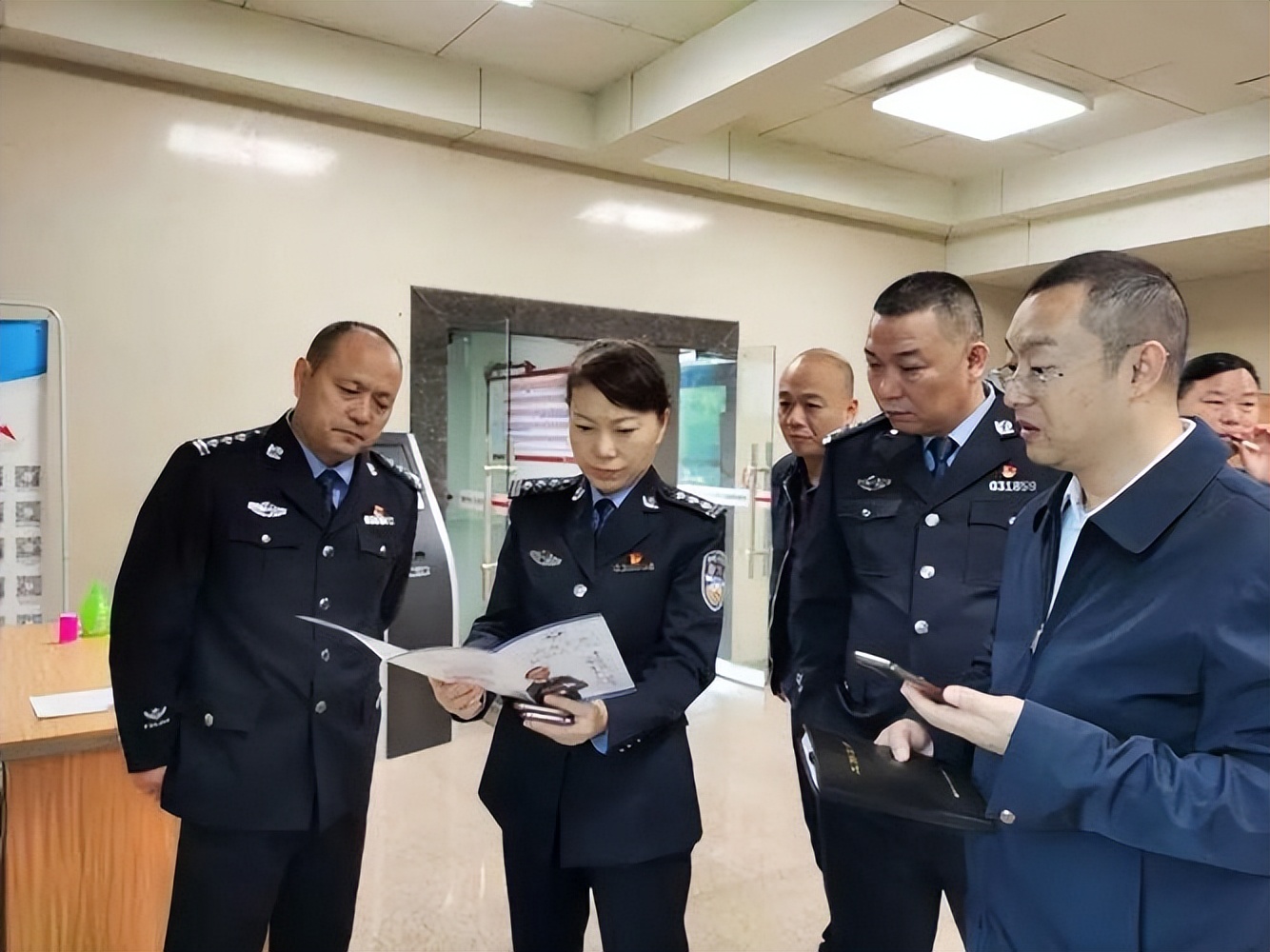 警花副局长聚众吸毒,迫使下属与其发生关系,三观尽毁无下限