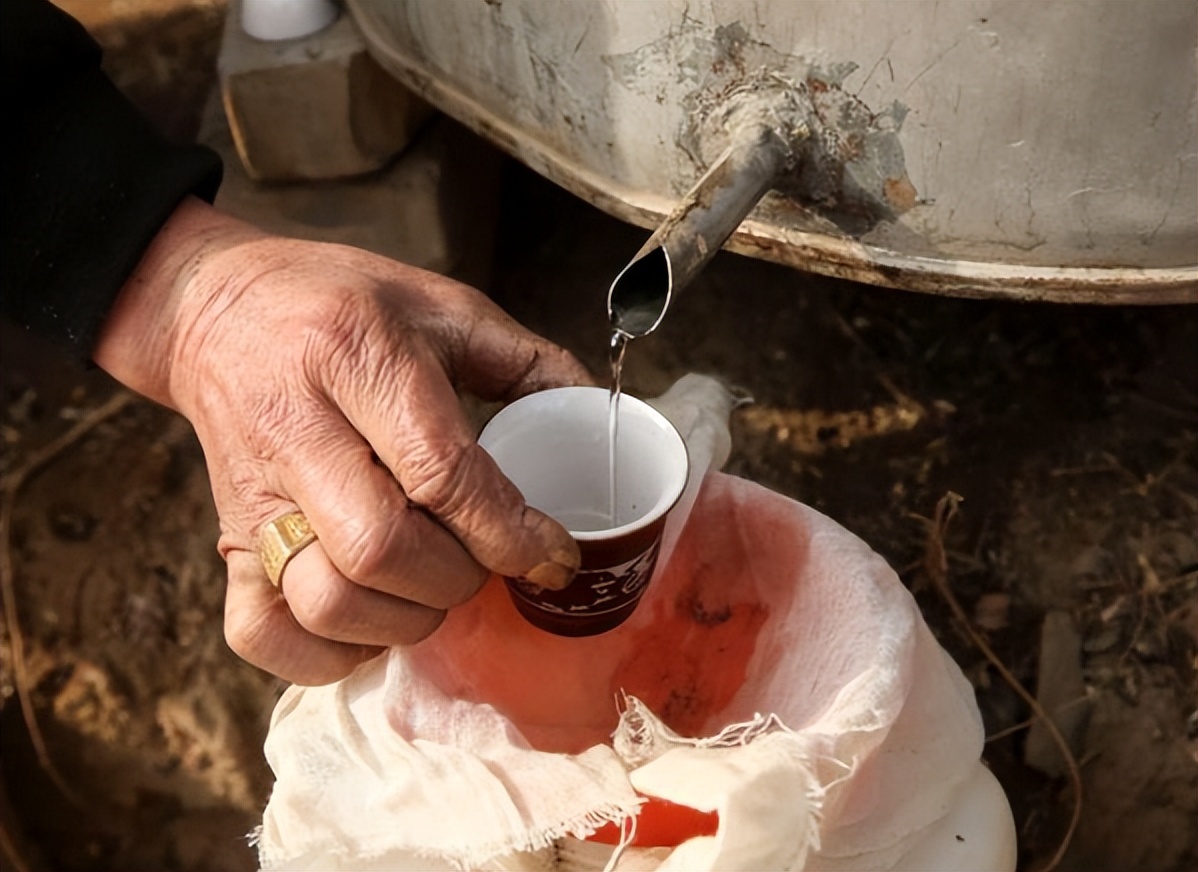 百斤高粱能酿出多少酒?白酒行业背后的利润有多大,你真的了解吗