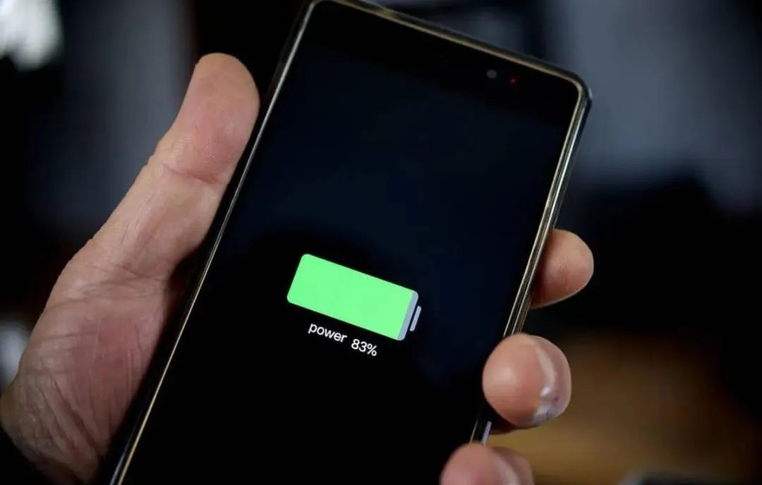 手机充电忘拔对手机寿命的影响,电没充满就拔会减少电池寿命吗