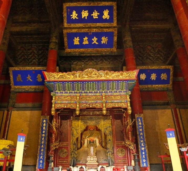 毛主席游孔林，突听“砰”一声响，他问孔子后人：这里常打枪吗？