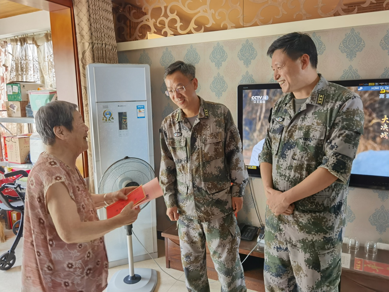 致敬革命老兵赓续红色血脉——河北省军区石家庄一所组织“八一”走访慰问老干部活动