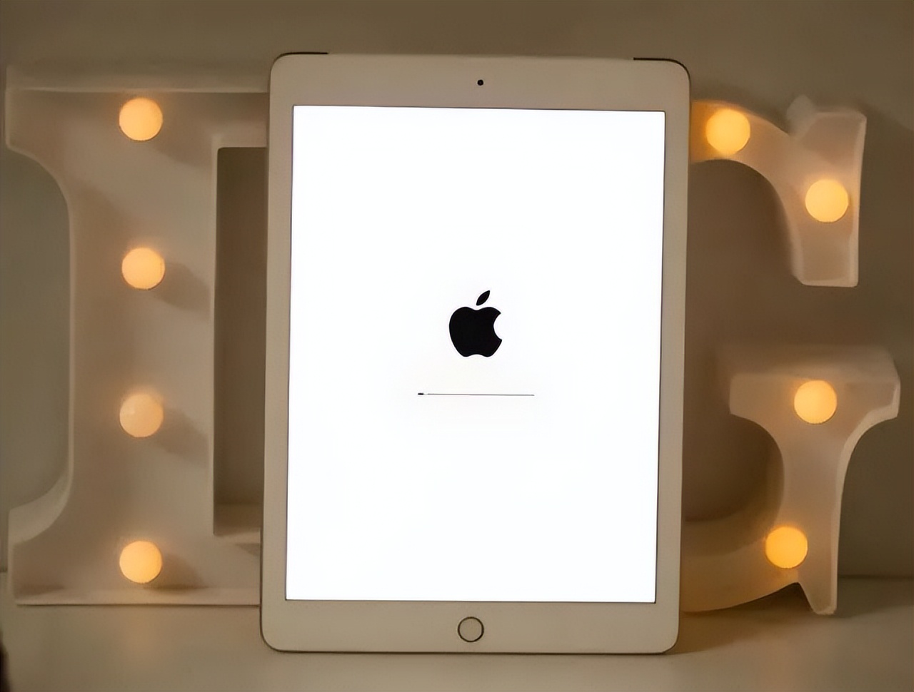 ipad白屏怎么办,ipad电脑黑屏了怎么办