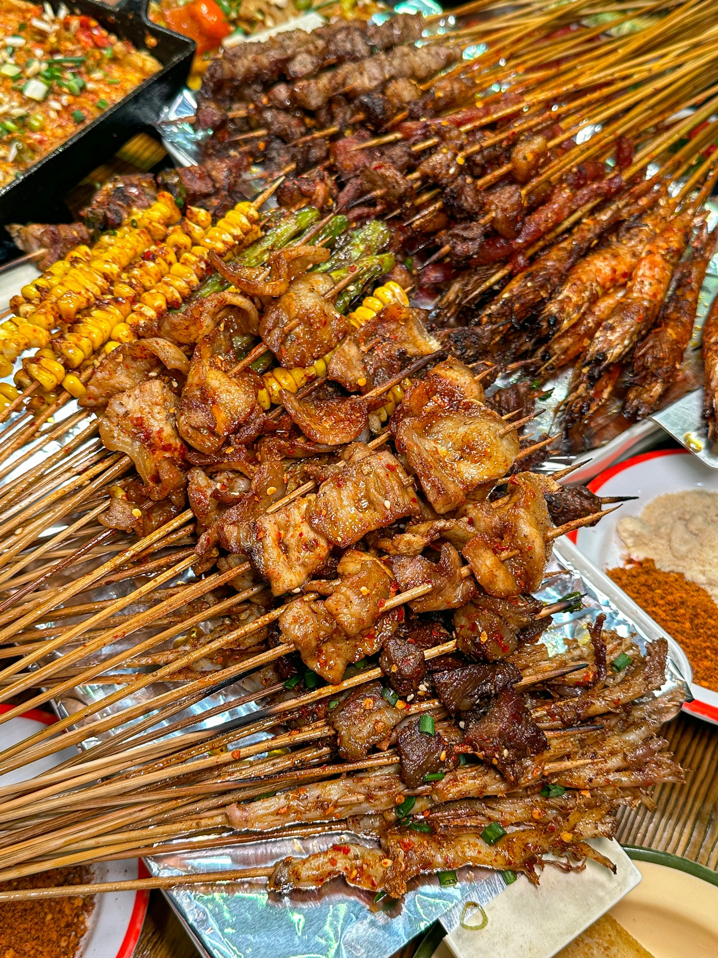 路边摆摊卖烧烤一个月赚多少钱 (刚开始摆摊卖烧烤每天只卖几十元)