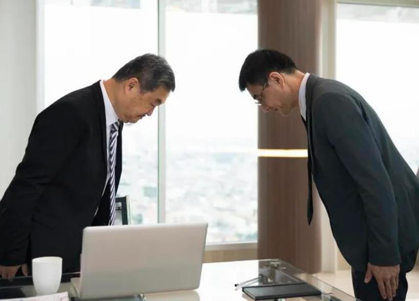 小李感谢领导，送去一瓶茅台酒，怎料竟弄巧成拙，好在结局完美