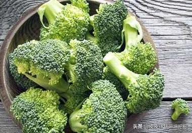 原来狗狗也喜欢吃大白菜,原来狗狗也爱吃芝士玉米片