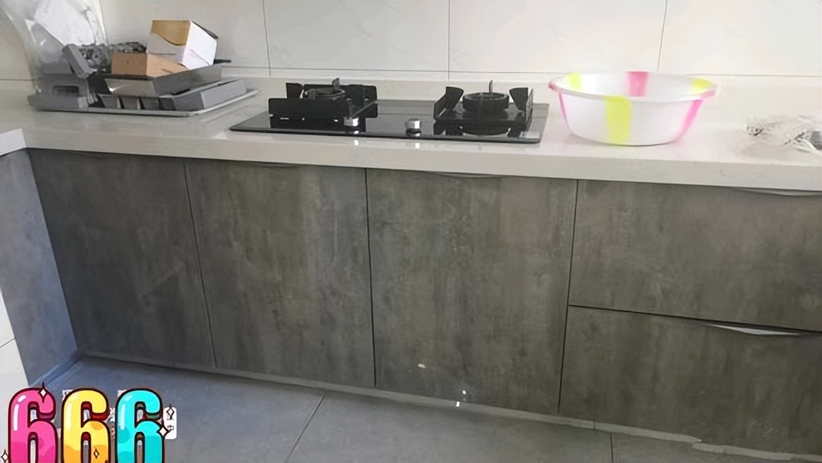 新房简单装修完工，客厅做双眼皮吊顶，电视墙材质是石膏线