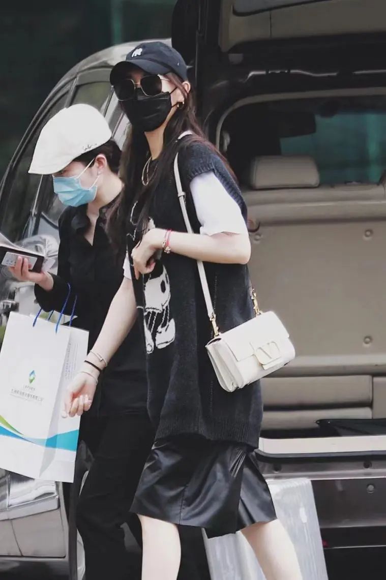 唐嫣在机场时背的焦糖色包,唐嫣曾经用过哪些包包