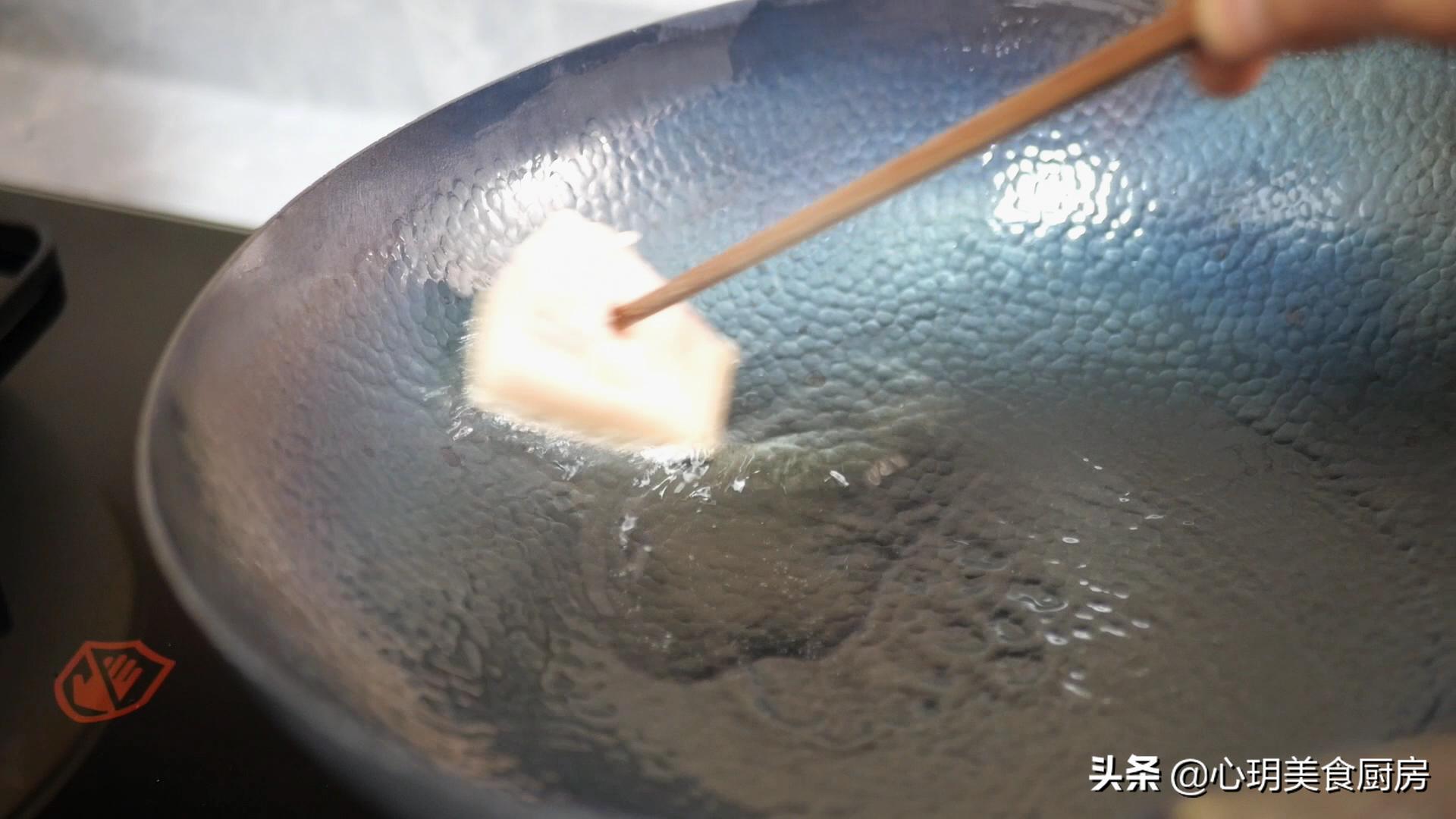 新铁锅别直接用,教你“开锅养锅”,不沾不锈寿命长,越用越顺手