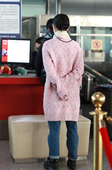 周迅亮相秀场穿搭随性,周迅机场穿衣搭配西装外套