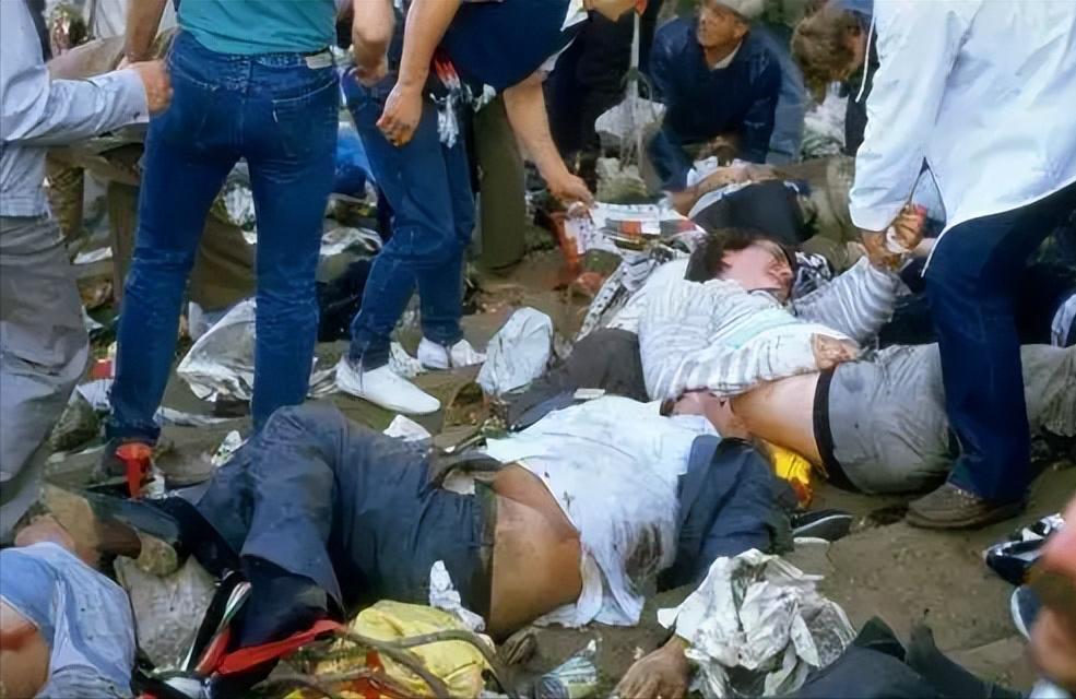 印尼球迷冲突,印尼一足球场爆发球迷暴力冲突