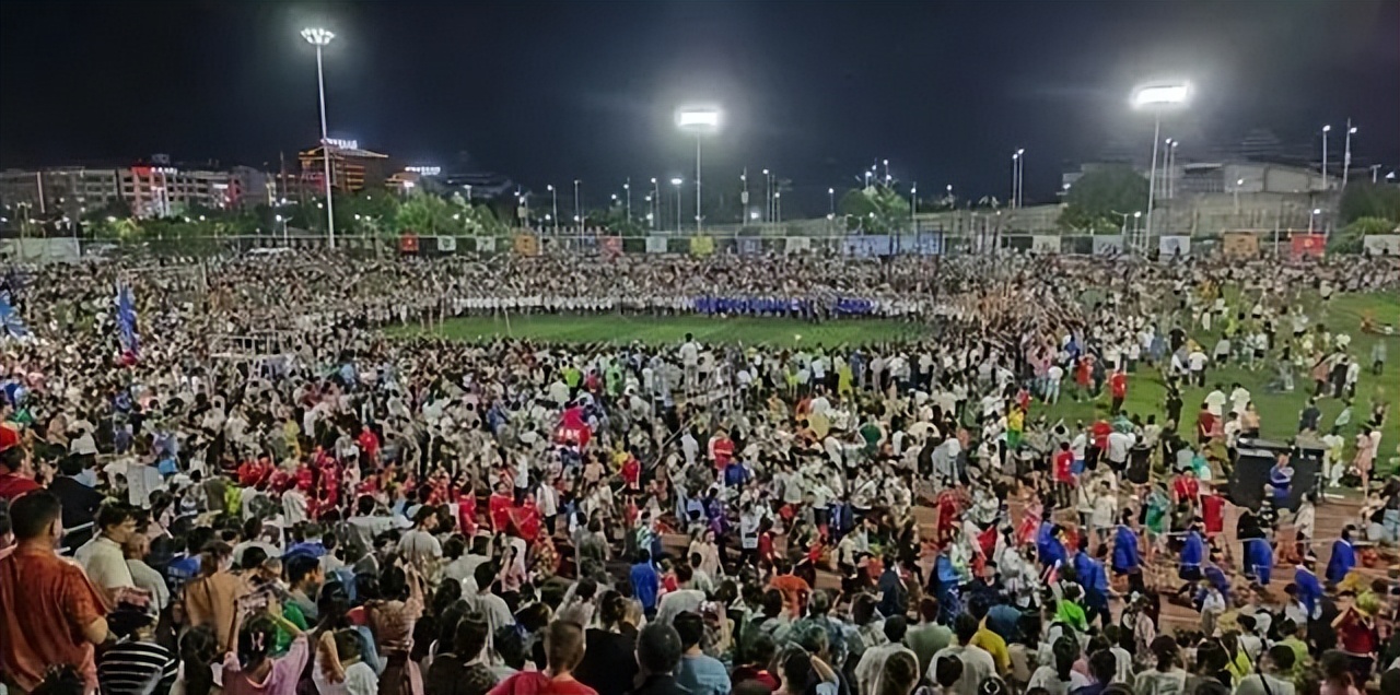 鏉戣秴鐞冨憳褰╄櫣杩囦汉,鏉戣秴鎯婄幇褰╄櫣杩囦汉