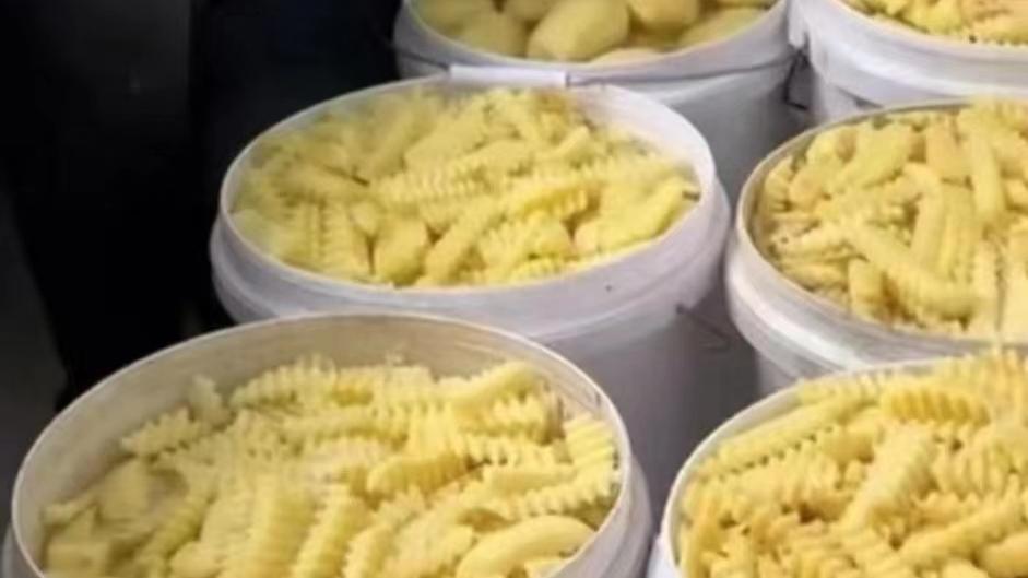 义乌90后夫妻摆摊一天收入9000,浙江义乌95后夫妻摆地摊日入9000