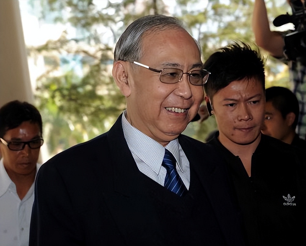 香港巨贪许仕仁：受贿4000万，花1118万泡空姐，却没占到太多便宜