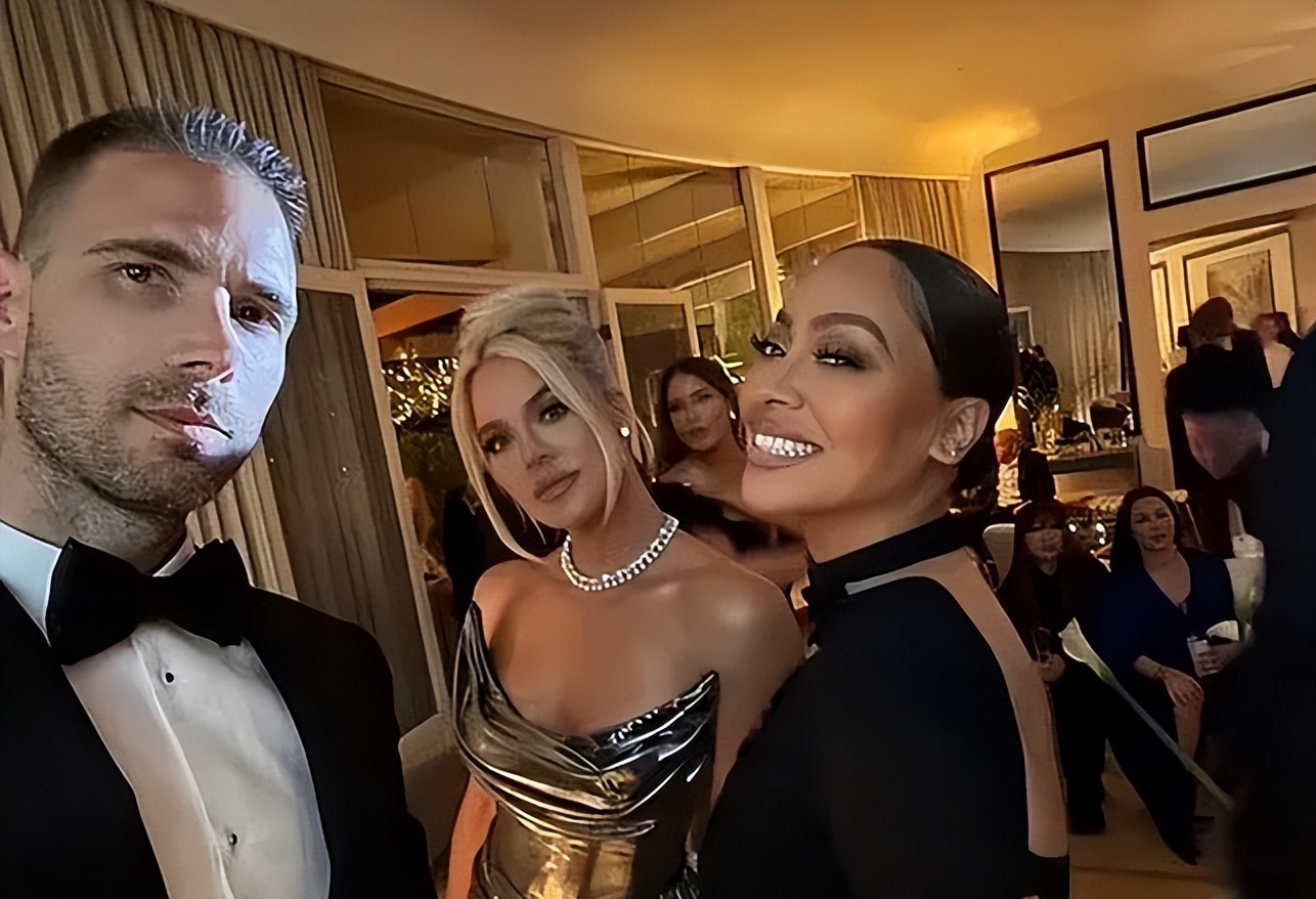 卡戴珊也怕输，为赢前夫娇妻，在好友婚礼上用带子遮身，实在火辣