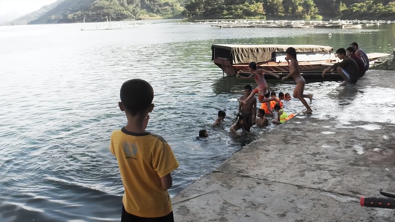 海南巨蟒为报恩甘愿当保姆,两名男子救下巨蟒