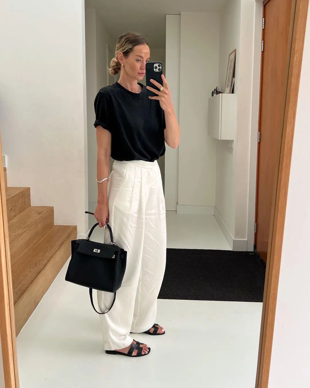 男t恤搭牛仔裤加皮带有哪些穿法,t恤配裤子的时髦穿法