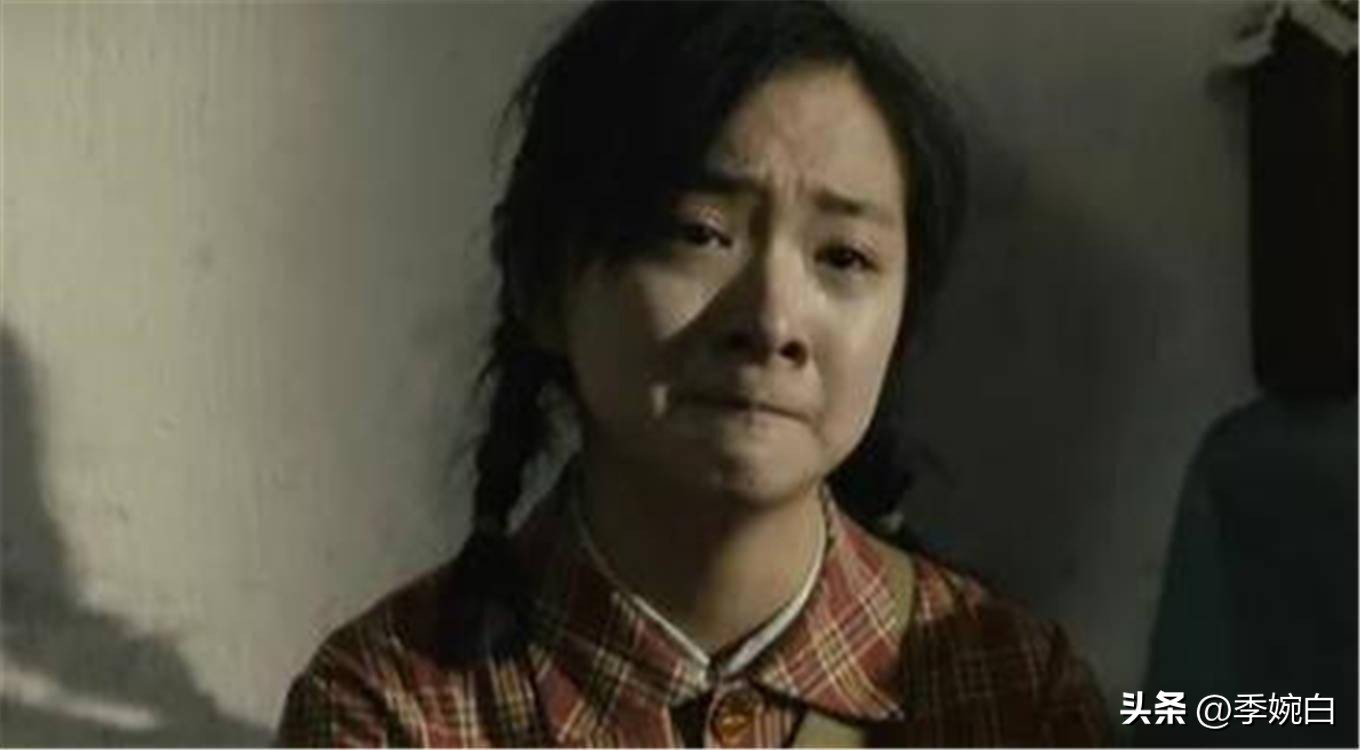 “28岁女儿下跪”事件:那双没买的200元鞋子,到底打了谁的脸?