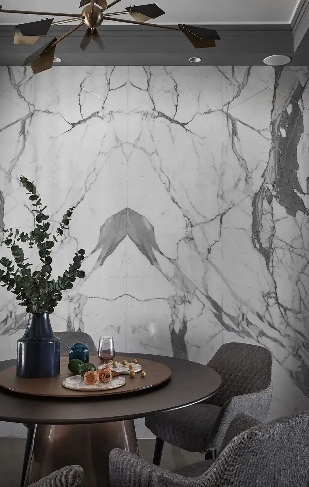 鱼肚白墙砖怎么贴显档次,鱼肚白瓷砖铺贴实景图