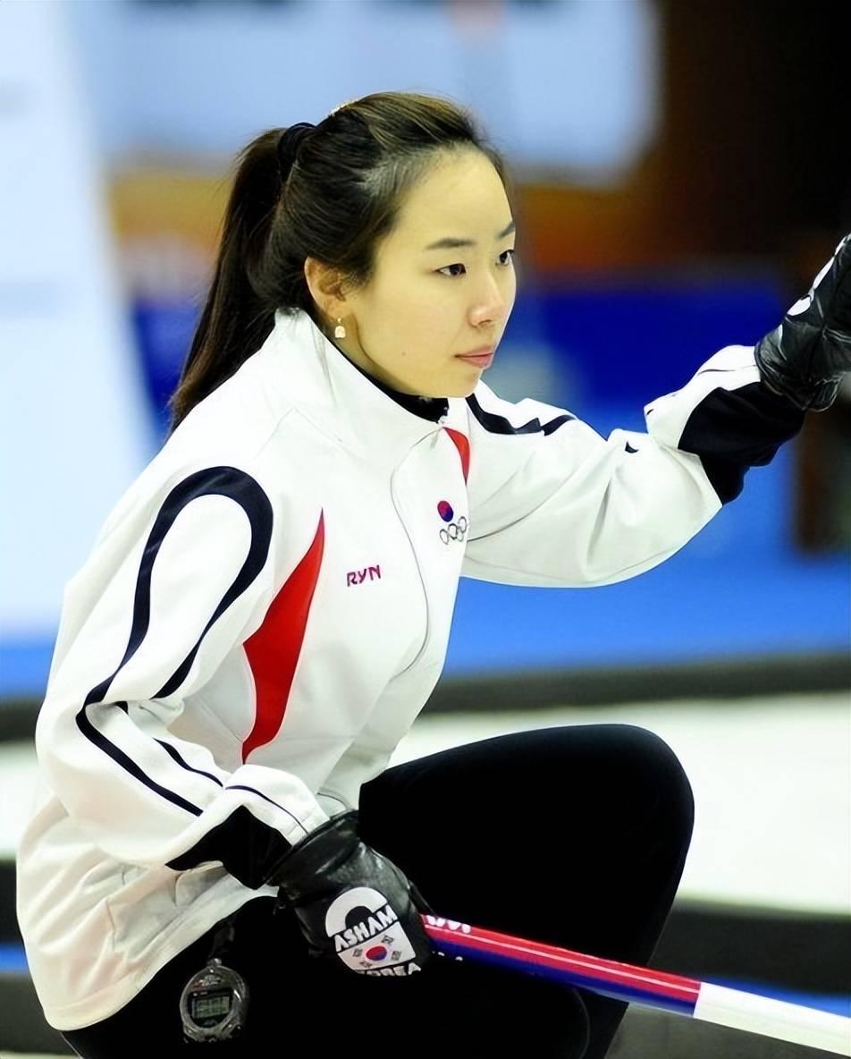 韩国冰壶金智善倒追中国男冰壶,韩国冰壶女队长金智善嫁中国小伙