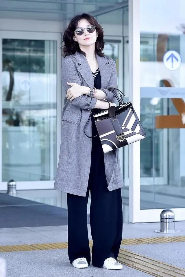 李英爱穿大衣图片,李英爱黄皮夹克配裙子穿搭