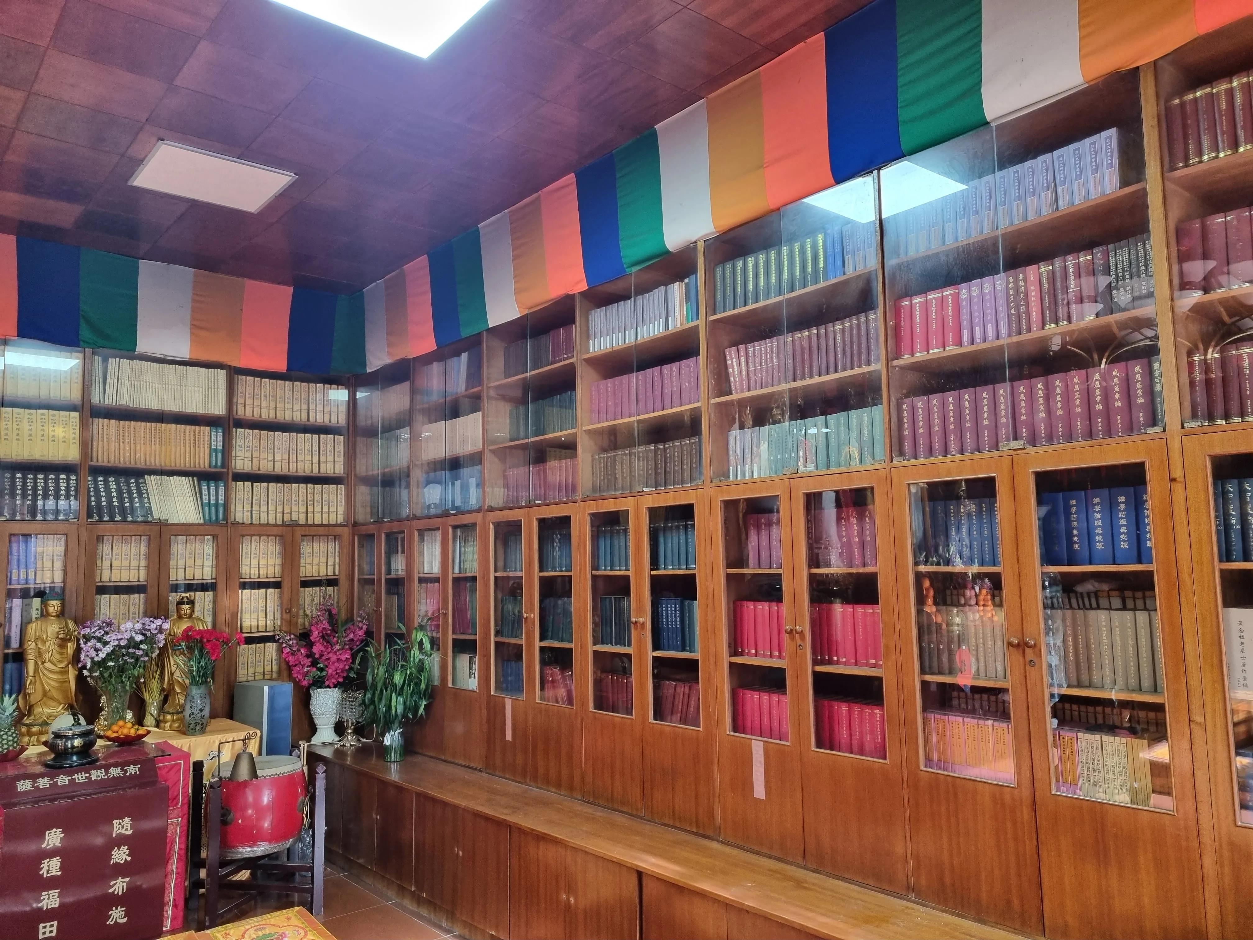 南京龙泉寺。寺里有一棵唐朝的腊梅树。