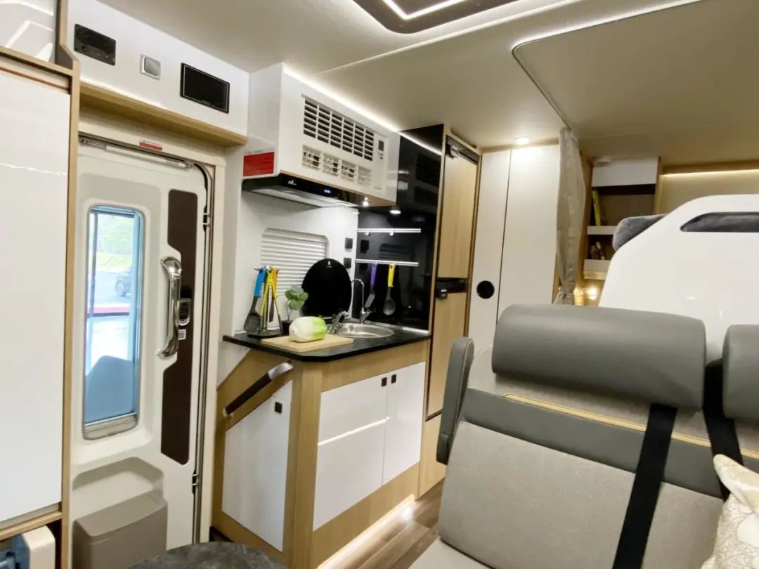 宇通c533房车探境版小顶房车,宇通c533小额头房车最新款评测