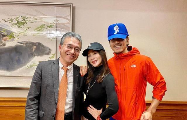 63岁女星穿亮钻透视装！完美曲线尽显，仅遮隐私部位尺度惊人