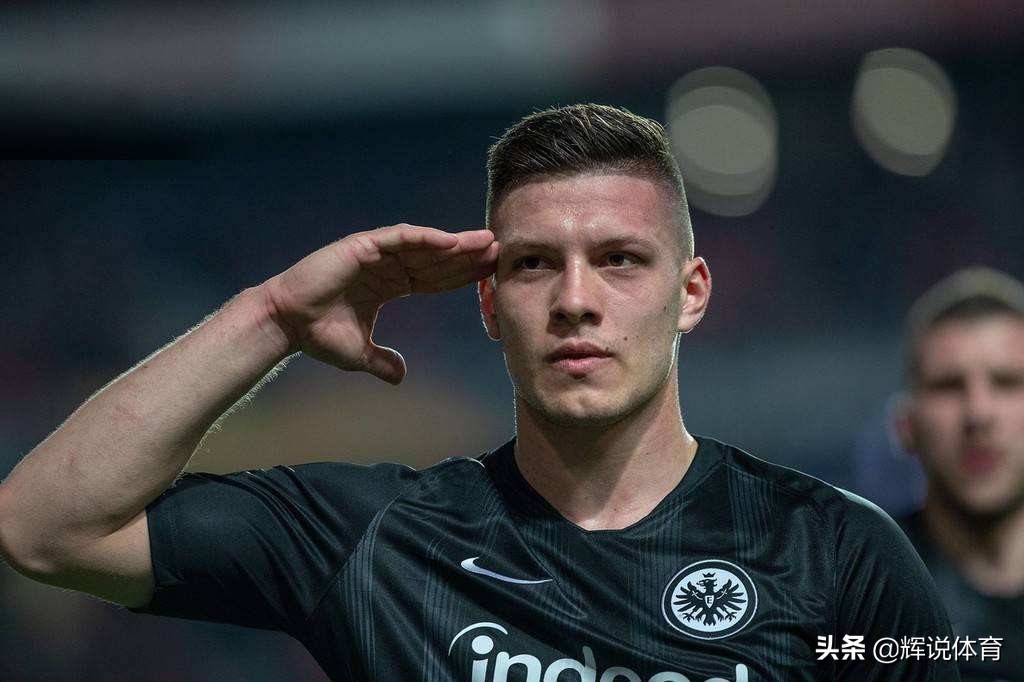 队徽是鹰的足球队,队标有个鹤的球队