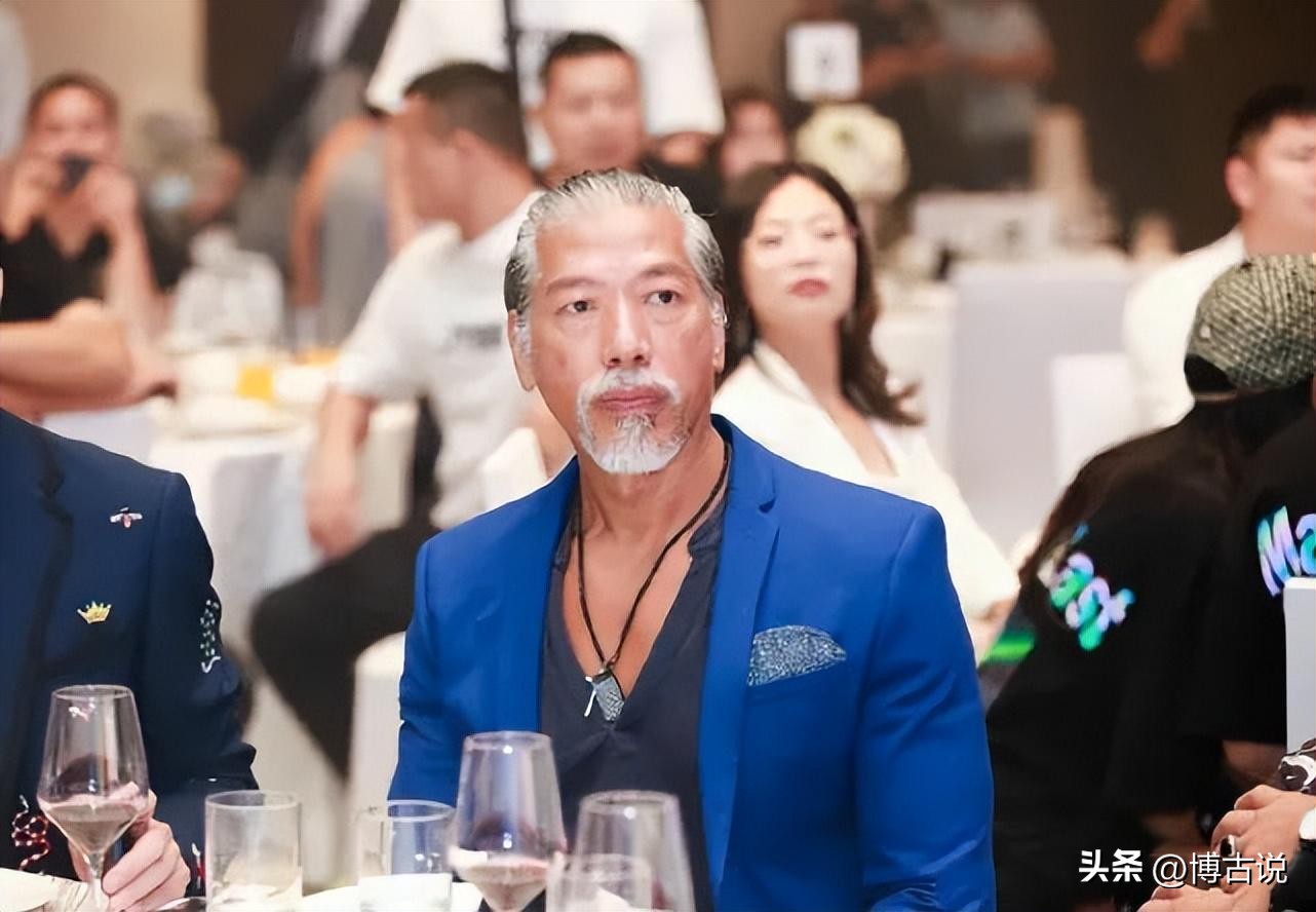 张耀扬带女友现身,张耀扬和富婆唱歌