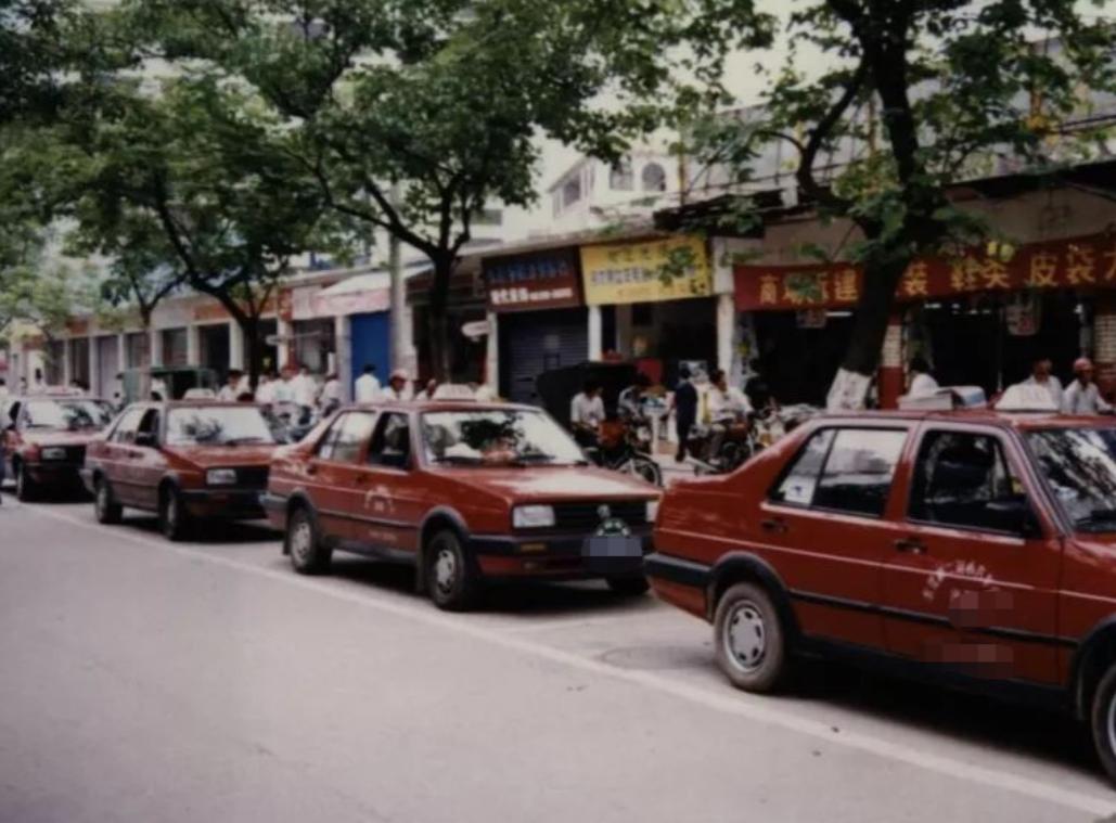 从服务员变身央视主持人,潜逃13年登上相亲节目