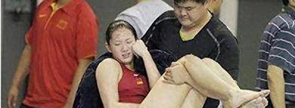 女运动员的痛苦程度,女运动员赛场上痛苦哭