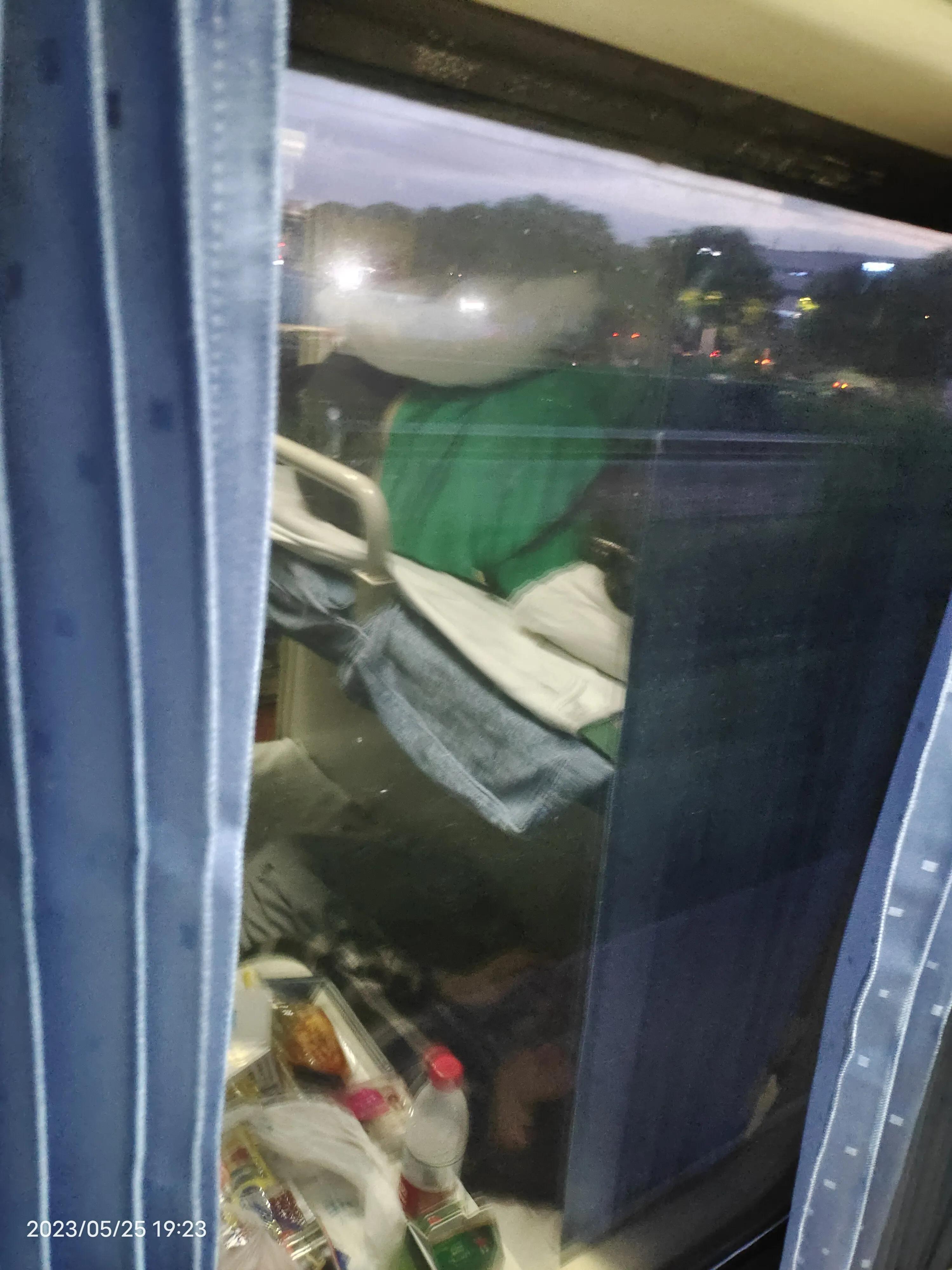 趴在回乡的硬卧火车中铺，开始一段不期而遇的回乡旅程