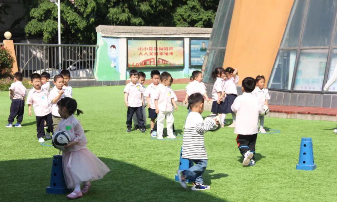 足球趣味小游戏幼儿园,小小足球户外游戏玩法