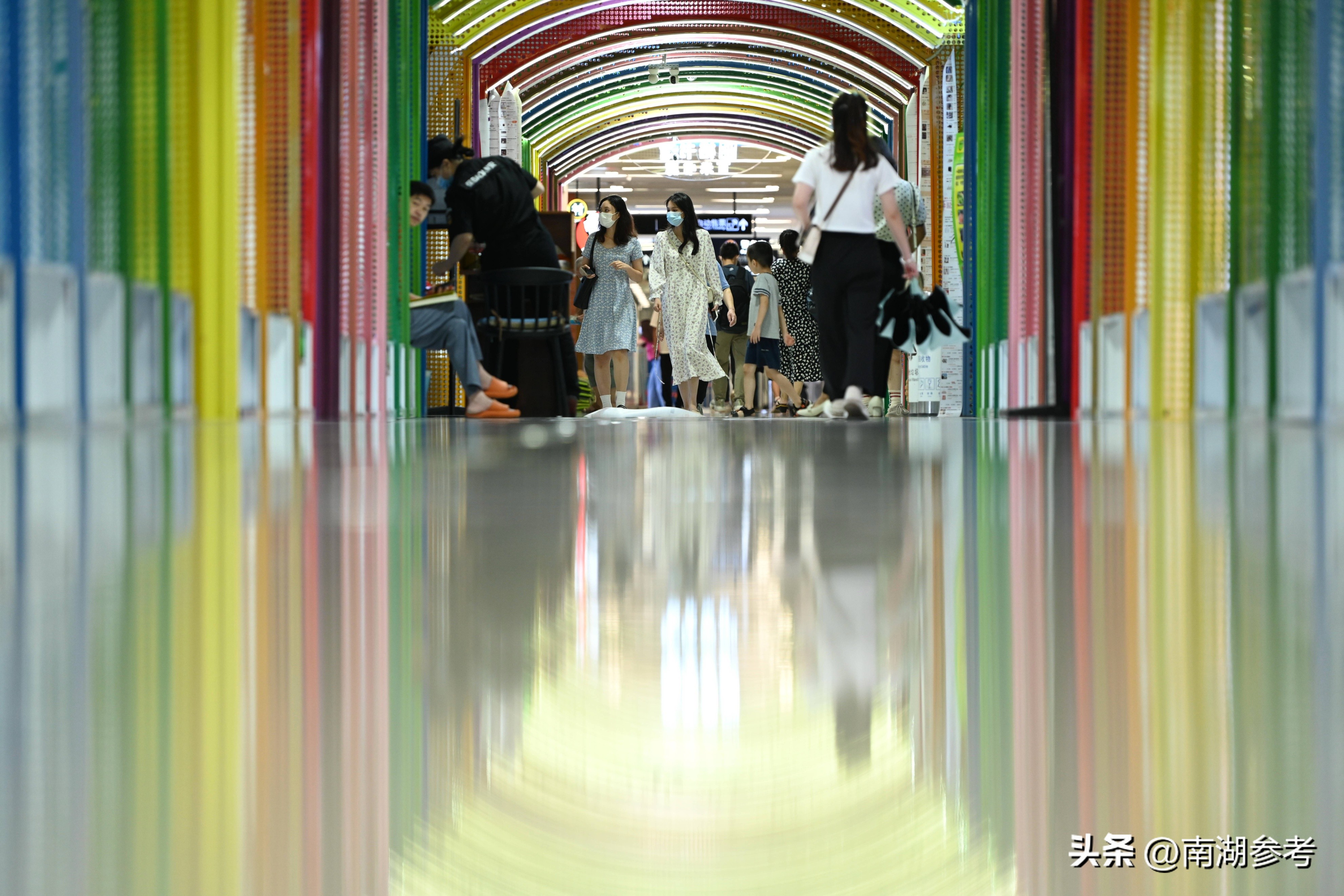 南宁24小时营业的书店,南宁地铁站现百米彩虹书店