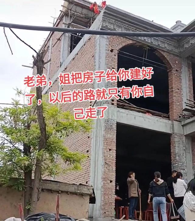 女子离婚后到山上自己盖房子,女子离婚后父母盖房子