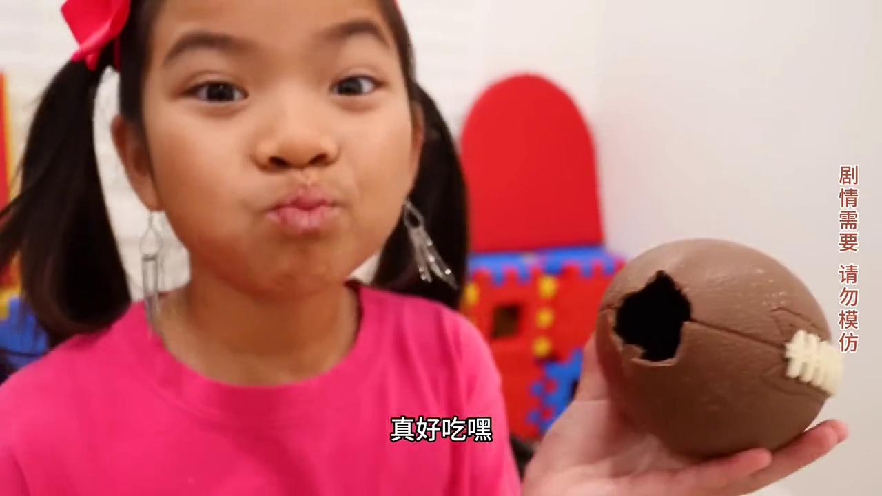 吃巧克力足球,巧克力足球宝宝