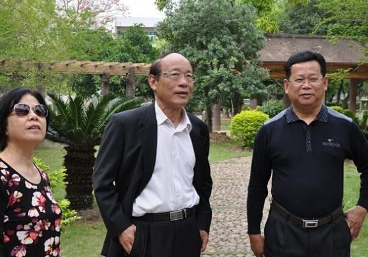 广东梅州大黑马：20岁考上人大，官至副部级，创办A股，身价240亿